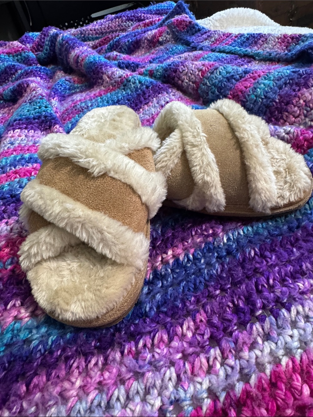 Minnetonka Beige Faux Fur Crossover Slide Slippers